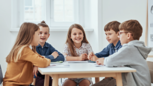 Read more about the article Jak wybrać zajęcia języka angielskiego dla dziecka w wieku 9-12 lat? Co mówią na ten temat badania.